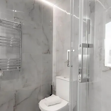 Hyde Park Designer Serviced With A/c *