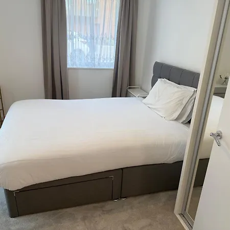 Brand New Three Bedroom Luxury In Harrow Apartamento *