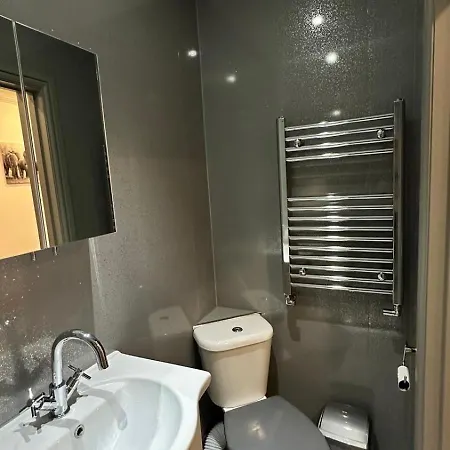Fully Furbished Entire Flat 2 London
