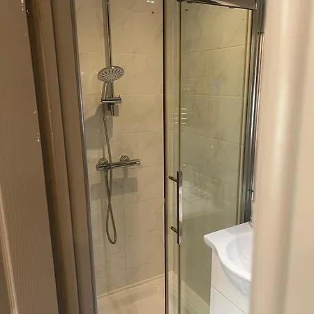 Apartment Fully Furbished Entire Flat 2 London