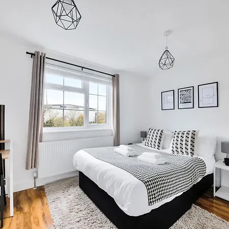 Apartment Smart Modern, Split Level Flat, Free Parking London