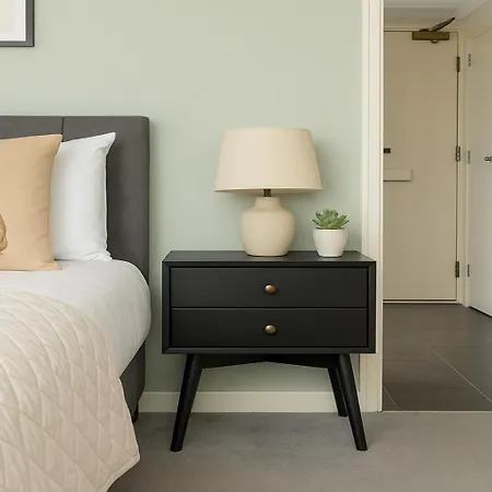 2 Bed In Canary Wharf *