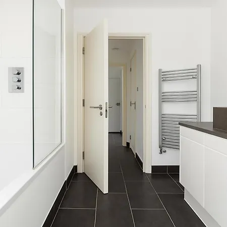 2 Bed In Canary Wharf Apartment *
