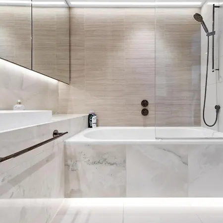 Luxury Sky Scraper Building Modern 2 Bedroom Next To Westfield Shopping Mall London! Londres