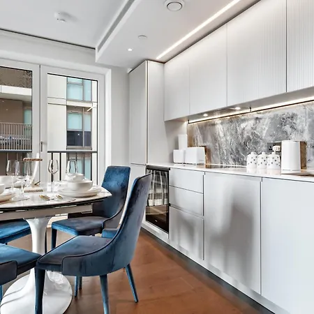 Luxury Sky Scraper Building Modern 2 Bedroom Next To Westfield Shopping Mall London! Londres