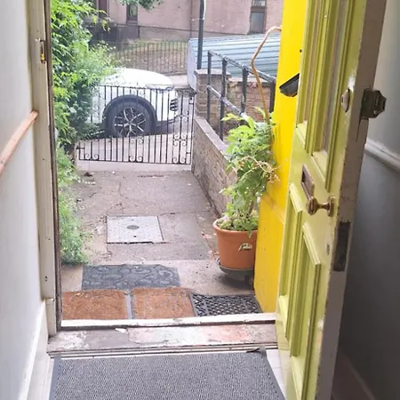 Self-contained Flat On The 2nd Floor Will Share With One Other Guest, In A Family House 2 Minutes Walk From Tufnell Park Station 2nd Floor With Stairs * לונדון