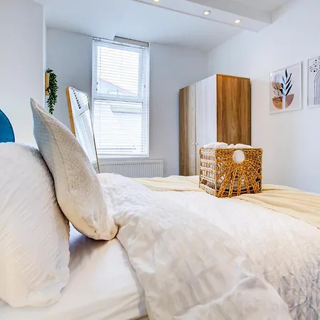 Stylish 1 Bed By Livra Estate Short Lets & Serviced With Free Parking アパート サットン