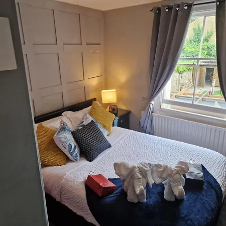 At 113b - A Away From Hampton Hill