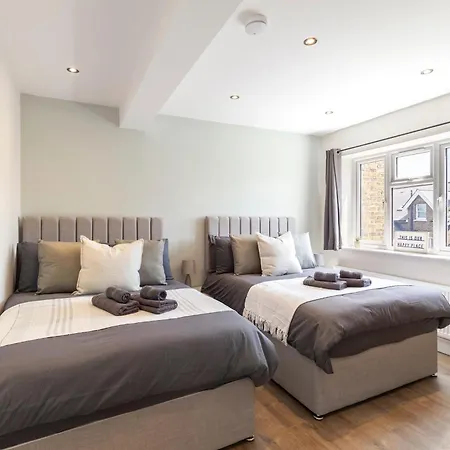 Kew View 2br Sleeps 9, Walk To Tube & Sights * Richmond (Greater London)