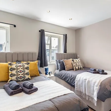 Kew View 2br Sleeps 9, Walk To Tube & Sights Apartamento