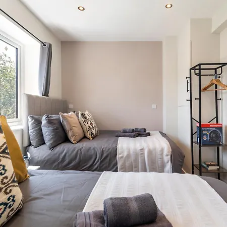 Kew View 2br Sleeps 9, Walk To Tube & Sights