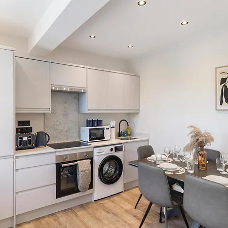 Kew View 2br Sleeps 9, Walk To Tube & Sights * Richmond (Greater London)