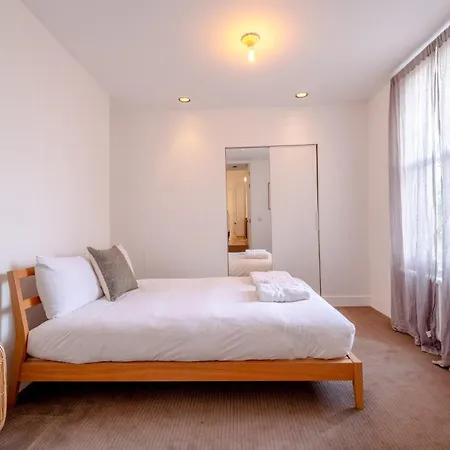 Stylish & Light Victorian 2bd Flat - Holland Park *