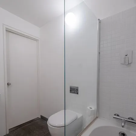 Stylish & Light Victorian 2bd Flat - Holland Park Londýn