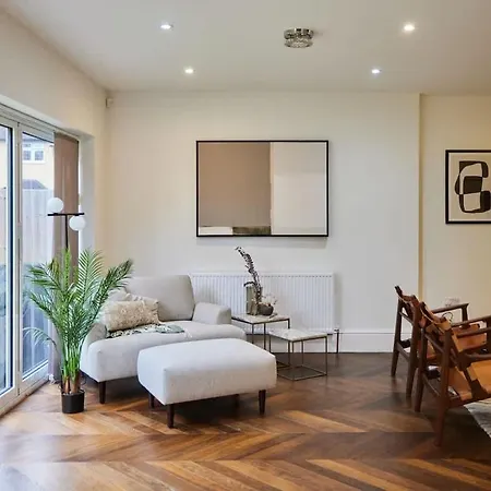 The Redbridge Sanctuary - Spacious 3bdr House With Garden * Londra