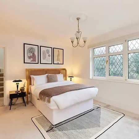 The Redbridge Sanctuary - Spacious 3bdr House With Garden * Londra