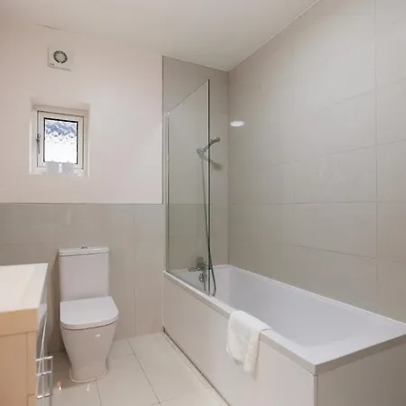 The Redbridge Sanctuary - Spacious 3bdr House With Garden * Londra