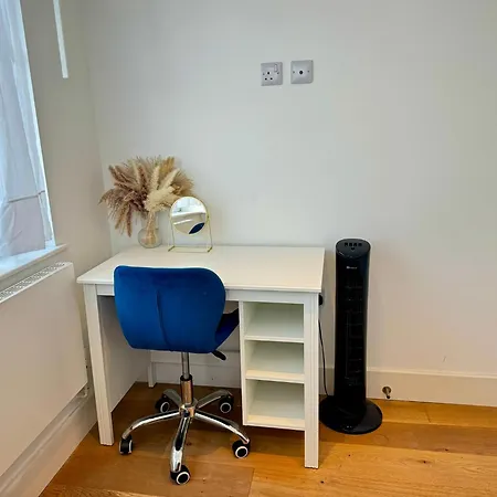 アパート Luxury 2 Bedroom In With Free Parking クロイドン