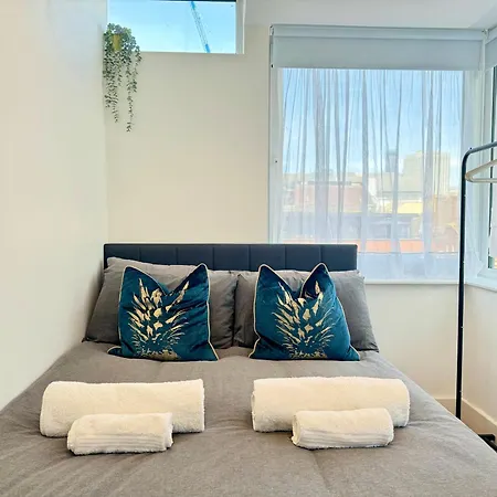 Luxury 2 Bedroom In With Free Parking アパート クロイドン