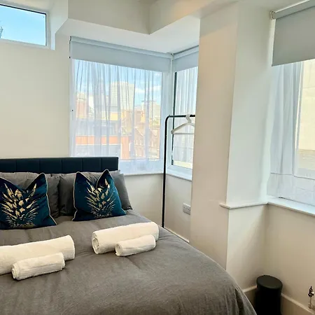 Luxury 2 Bedroom In With Free Parking アパート クロイドン