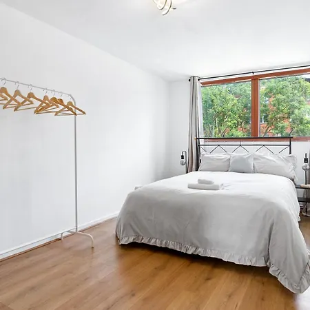 Gated Aprt Sleeps 4 Kingscross London