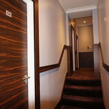Crestfield Hotel 2*