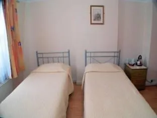Onefam Waterloo 18-36 Years Old Hostal *