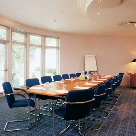 Hotel Leonardo London Heathrow Airport 4*
