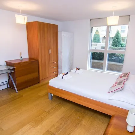 Wharf - Water Gardens Apartment London