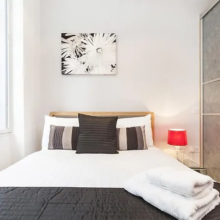 Club Living - Barbican Apartment