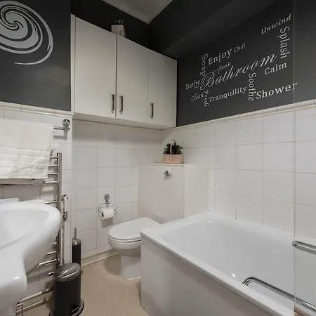 Central Forset Court Studio * London