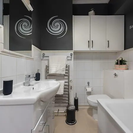 Central Forset Court Studio Apartment London