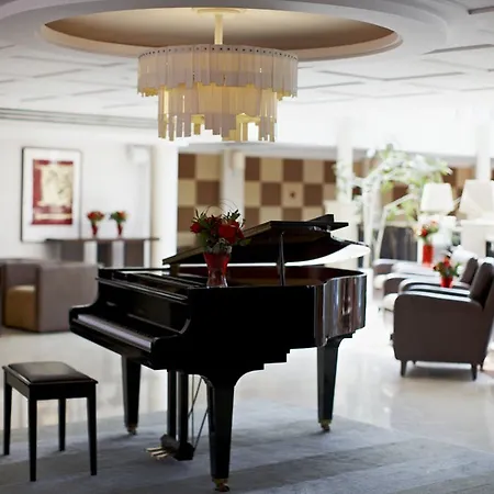 Отель Crown Moran 4*