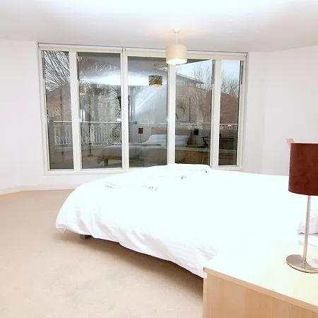 Wharf - Water Gardens Apartment