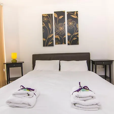 Wharf - Water Gardens Apartment London