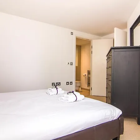Wharf - Water Gardens Apartment