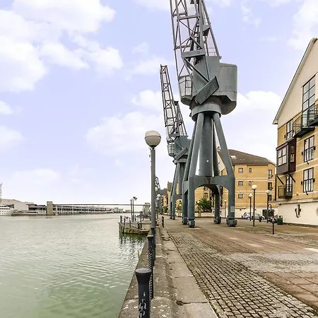 Excel Waterfront Apartments *