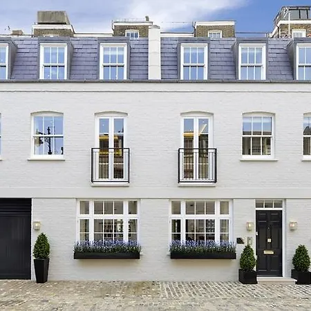 Stylish 3 Bedroom Mews South Kensington Apartment London
