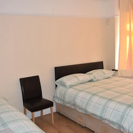 Sandhurst Apartment *
