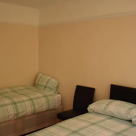 Sandhurst Apartment *