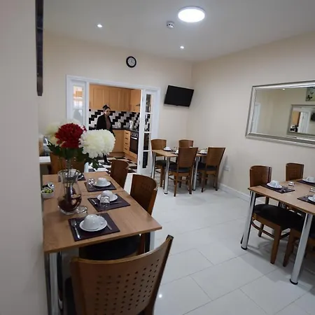 Woodlands Hotel *