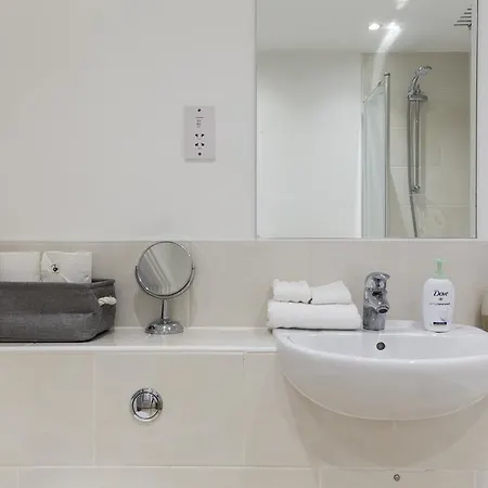 2 Bed Eagle Court London