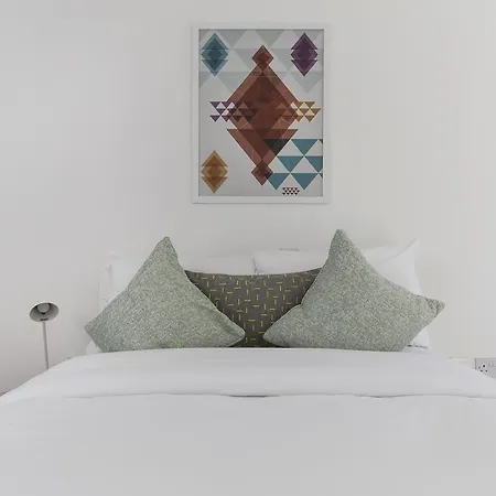 2 Bed Eagle Court Apartment *