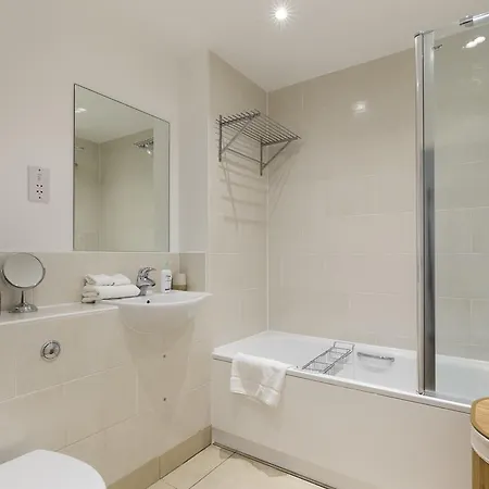 2 Bed Eagle Court London