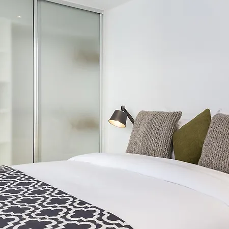 2 Bed Eagle Court London