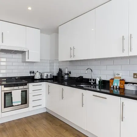 2 Bed Eagle Court * London