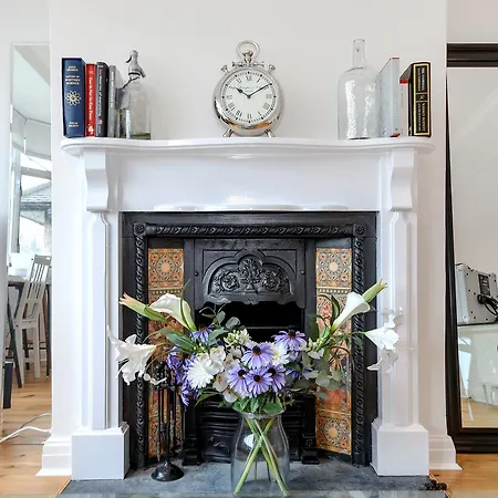 Stunning Park Royal Apartment *