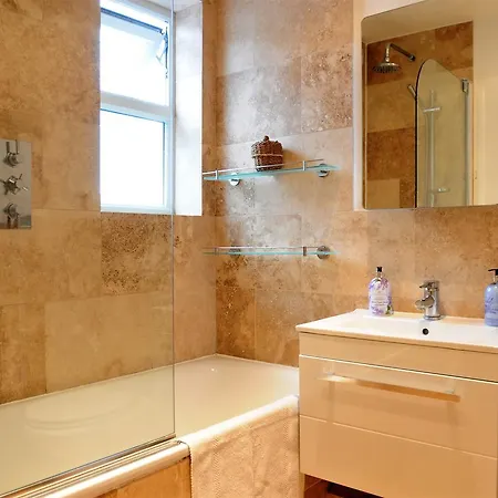 Chic In Kensington Olympia Apartment