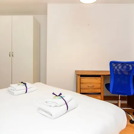 Wharf - Water Gardens Apartment *