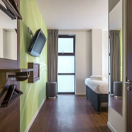 Otel Point A Westminster 3*